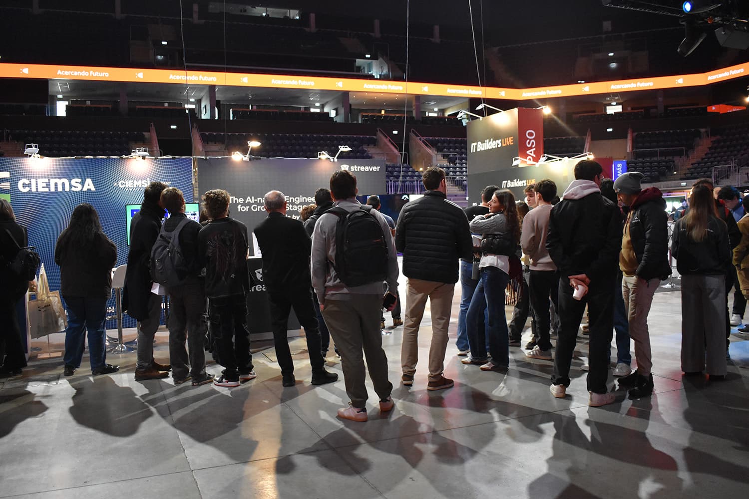 A crowd gathers in front of the Streaver stand at IT Builders Live 2026, Antel Arena