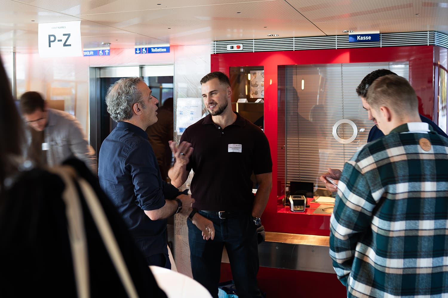 Silvan Krähenbühl talks with guests at the Scaleup Cruise check-in